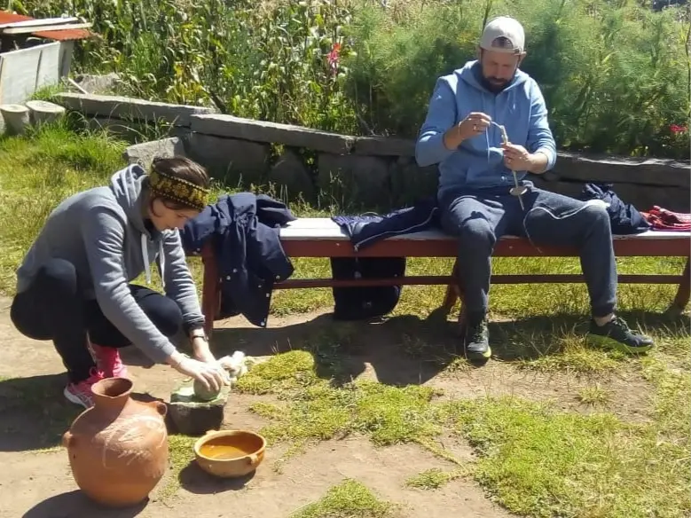 Taquile Lodge turistas preparando hilos textiles